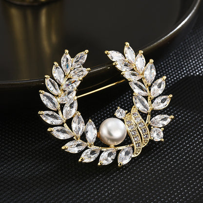 Freshwater Pearl Crystal Wreath Brooch