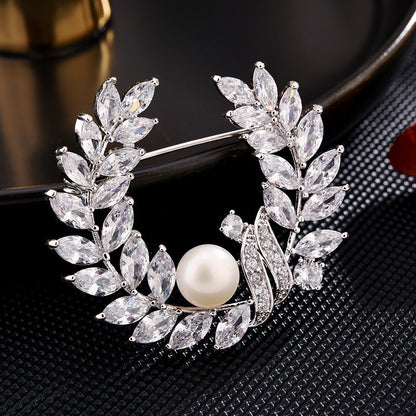 Freshwater Pearl Crystal Wreath Brooch