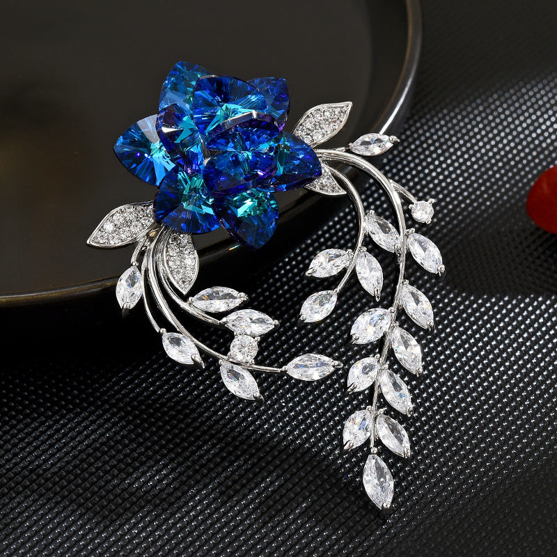 Three-dimensional Flower Brooch